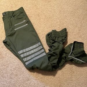 Men’s 32x31 army green ruched jogger pant with reflective details